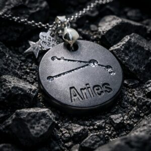 Astria Aries – minimalistyczna forma inspirowana układem gwiazd i nocnym niebem.