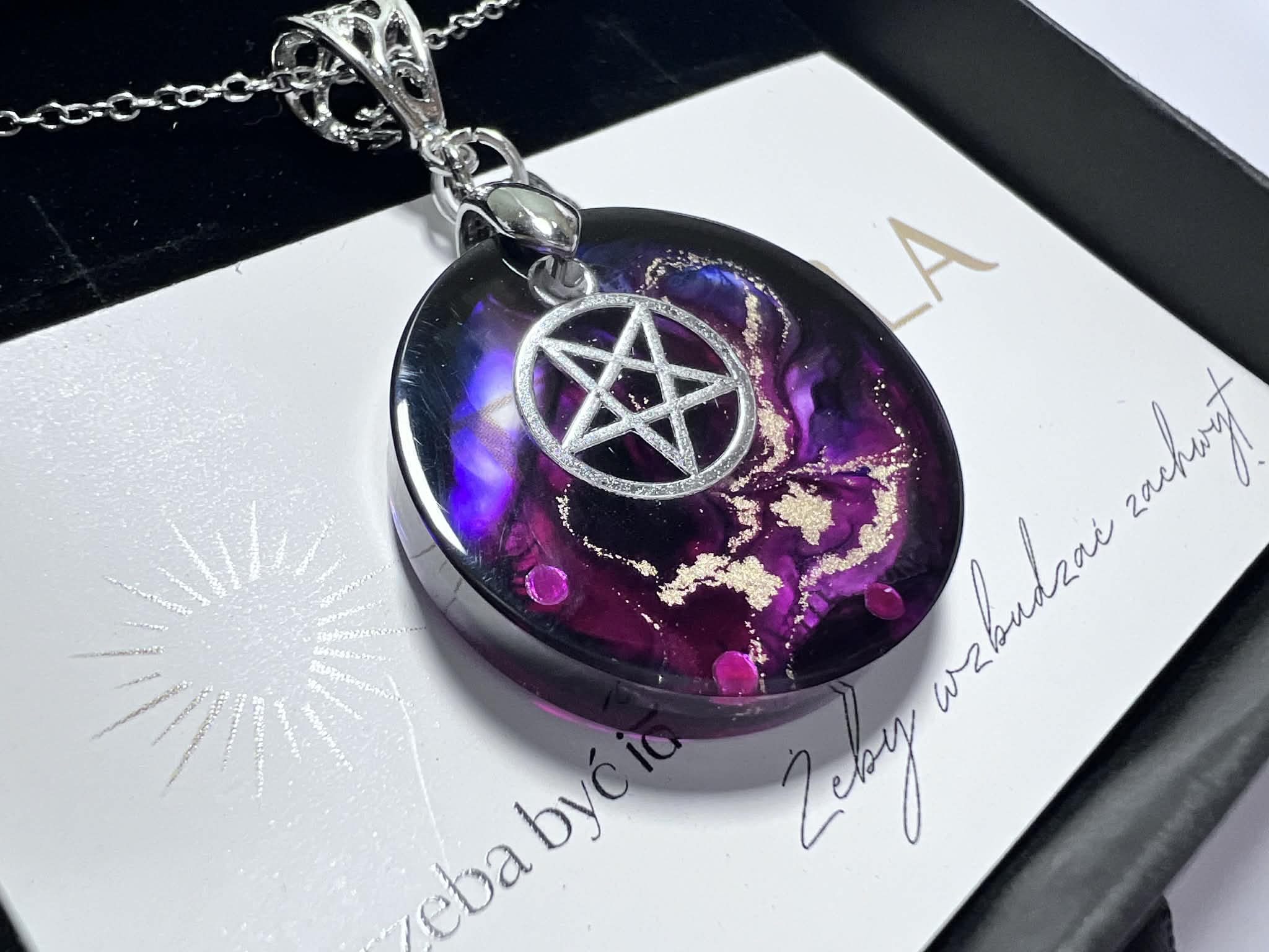Violet Sigil - naszyjnik z pentagramem w głębokich odcieniach fioletu i złota - obrazek 3