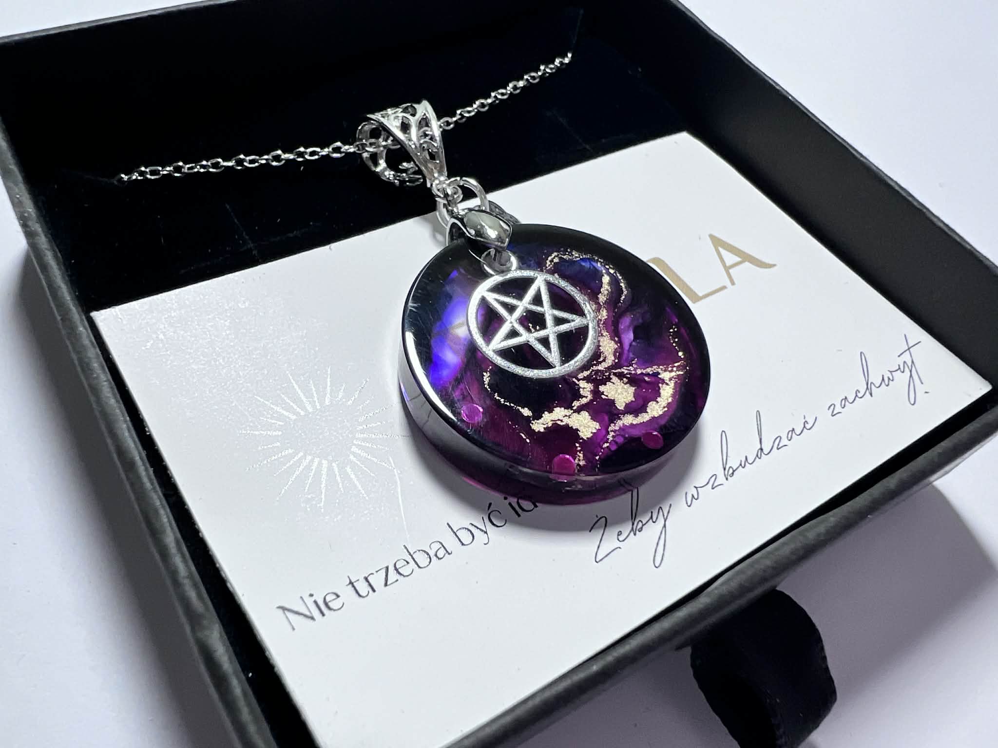 Violet Sigil - naszyjnik z pentagramem w głębokich odcieniach fioletu i złota - obrazek 4